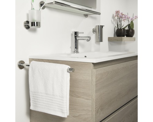 Badezimmer mit Waschtisch, Armatur, Handtuchhalter und Zubehör