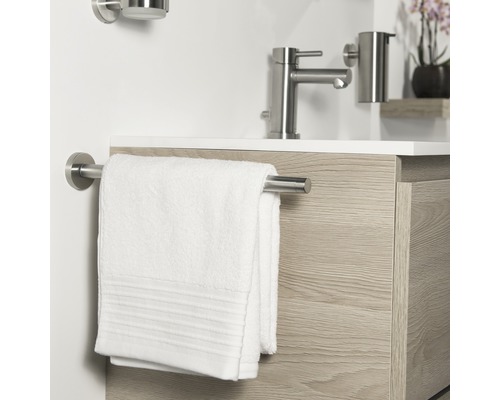 Porte-serviettes avec serviette blanche sur lavabo