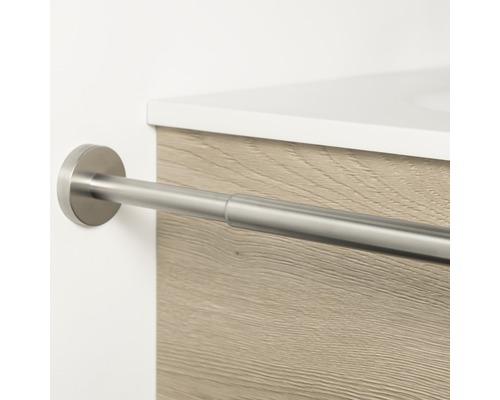 Porte-serviettes en métal sur le lavabo