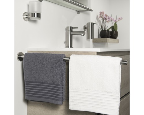 Salle de bain moderne avec lavabo, robinet, porte-serviettes et serviettes