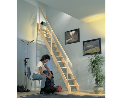 Scène d''intérieur avec un escalier en bois menant à un grenier, une femme assise sur une chaise préparant un sac à dos