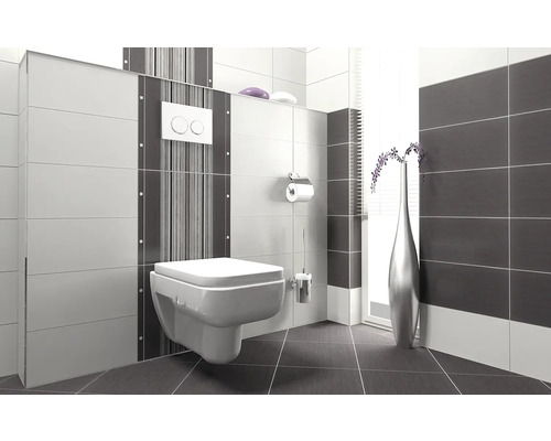 Salle de bain moderne avec WC suspendu, carrelage et accessoires.