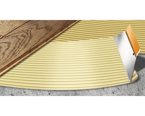 Application d''adhésif sur une surface avec une spatule pour poser un plancher en bois
