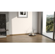 Heller Raum mit Kamin, Holzboden und Schiebetür zum Garten