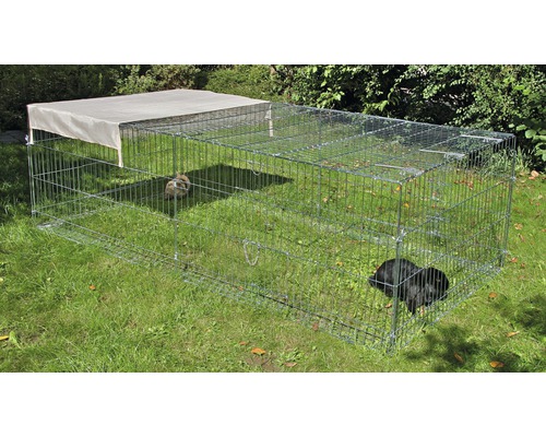 Enclos extérieur avec couverture et lapins sur une pelouse