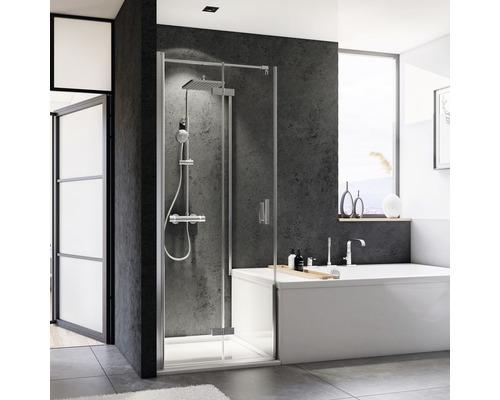 Modernes Badezimmer mit Duschabtrennung aus Glas, Badewanne und Fenster für Tageslicht