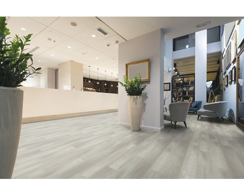 Heller Raum mit Bodenbelag in Holzoptik, Rezeption und Sitzecke