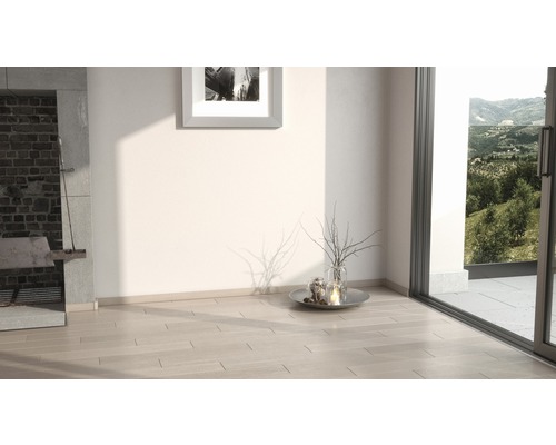 Heller Raum mit Holzboden, Feuerstelle, Dekoration und Blick ins Grüne