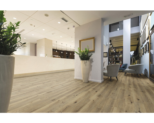 Heller Empfangsbereich mit Holzboden, Pflanzen und Sitzgelegenheiten.