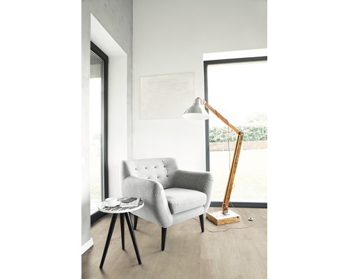 Salon avec fauteuil, lampadaire et table d''appoint