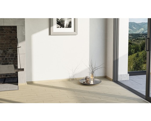 Pièce lumineuse avec carrelage, tableau mural et porte de terrasse