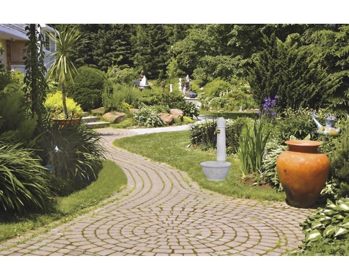 Jardin avec allée, fontaine et plantations