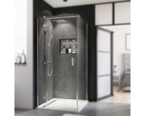 Duschkabine mit Kopf- und Handbrause in einem modern gestalteten Badezimmer.