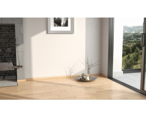 Heller Raum mit Holzboden, Kamin und Blick ins Grüne