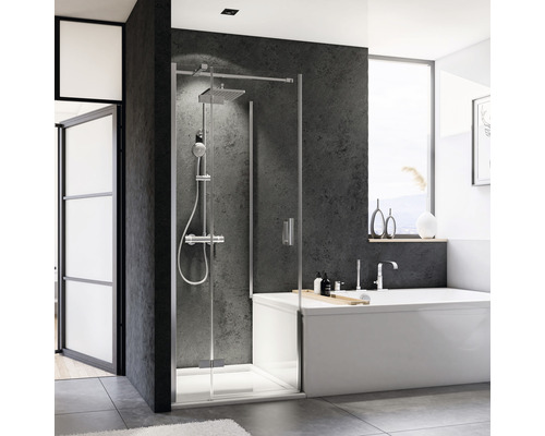 Badezimmer mit Badewanne, Duschabtrennung aus Glas und Armaturen