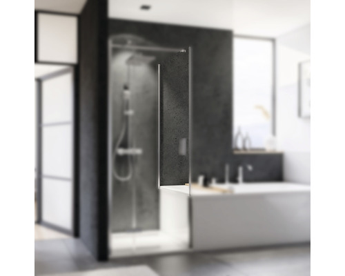 Badezimmer mit Badewanne und Duschabtrennung