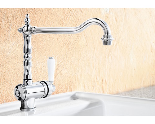 Küchenarmatur aus Metall mit weißem Griff