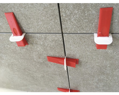 Système de nivellement de carreaux en cours d''utilisation