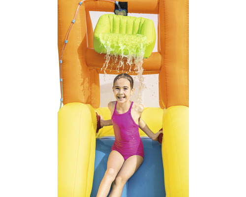 Kind auf einer aufblasbaren Wasserrutsche