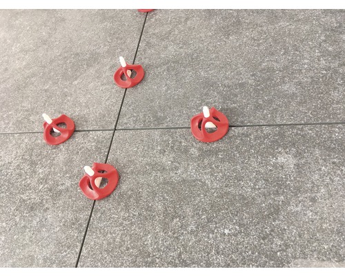 Pose de carrelage avec système de nivellement pour des joints réguliers