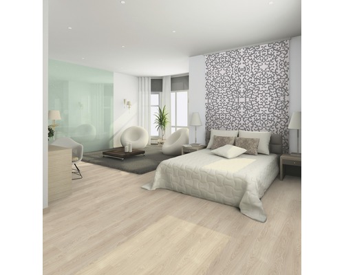 Heller Schlafraum mit Laminatboden, Bett, Sitzgelegenheiten und dekorativer Wand