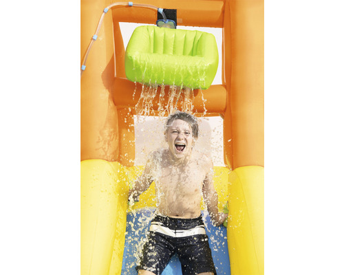 Junge auf Wasserrutsche mit Dusche