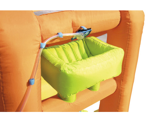 Detailaufnahme eines aufblasbaren Spielcenters mit Wasserrutsche und Planschbecken
