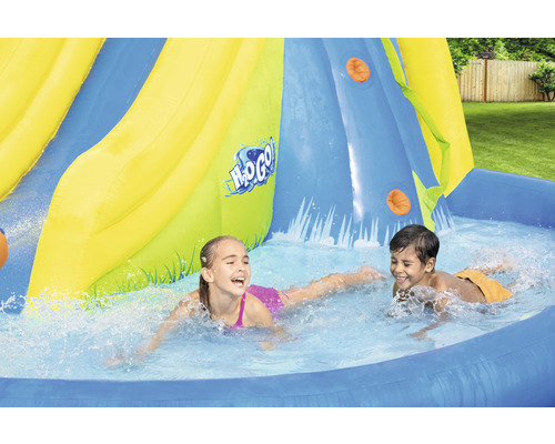 Aufblasbare Wasserrutsche mit Kindern im Pool