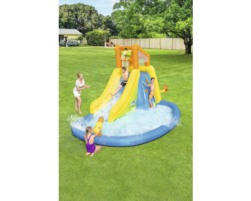 Aufblasbare Wasserrutsche mit Planschbecken und spielenden Kindern im Garten