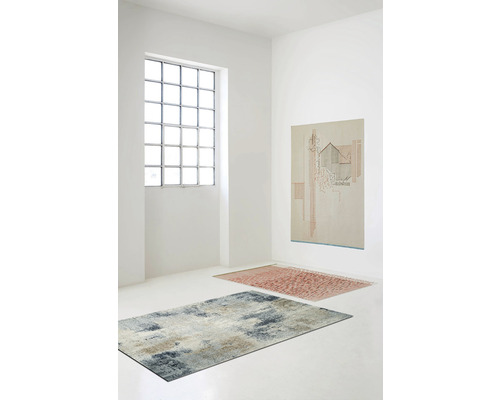 Pièce lumineuse avec deux tapis et un tableau au mur.