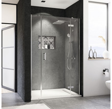 Cabine de douche avec receveur dans une salle de bains moderne.