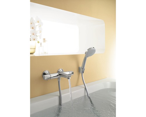 Robinet de baignoire avec pommeau de douche monté sur le bord de la baignoire