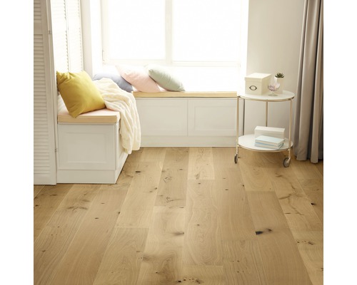 Pièce lumineuse avec parquet en bois, banc de fenêtre avec coussins et table d''appoint