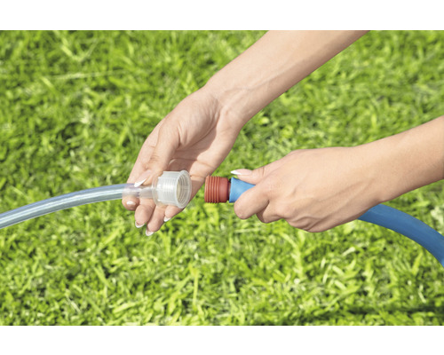 Eine Person verbindet zwei Gartenschläuche mit einem Schlauchverbinder.
