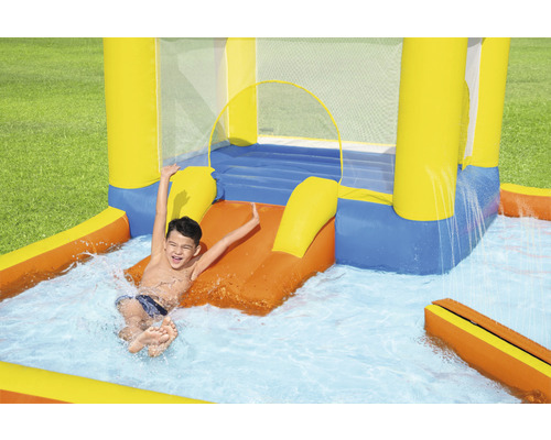 Aufblasbare Wasserrutsche mit Becken und Kind auf der Rutsche.