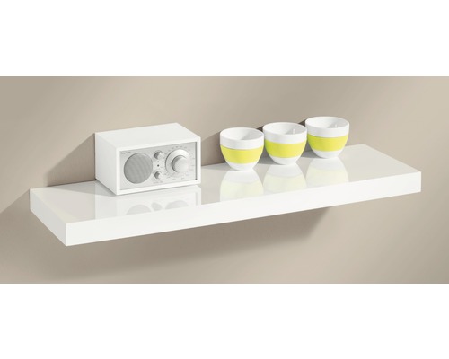 Weißes Wandregal mit Radio und Dekoschalen