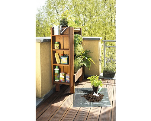 Balkonszene mit Holzregal, Pflanzgefäß und Gartenzubehör für einen organisierten Aussenbereich.