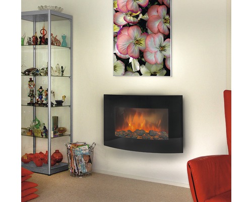 Salon décoratif avec cheminée électrique, tableau de fleurs et vitrine