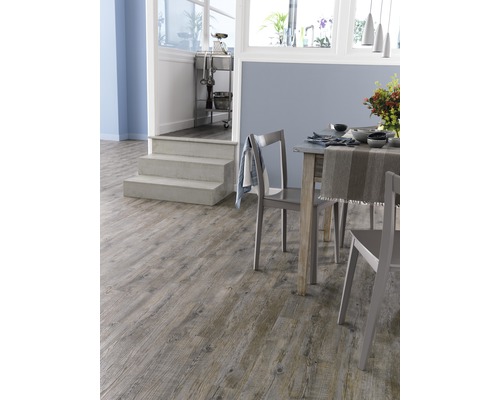 Salle à manger lumineuse avec plancher en bois et table à manger