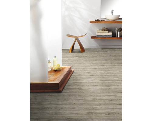 Salle de bain avec plancher en bois, tabouret en bois et lavabo