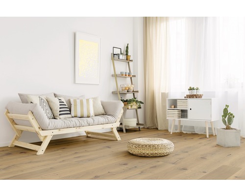 Salon lumineux avec parquet, canapé, étagère et commode