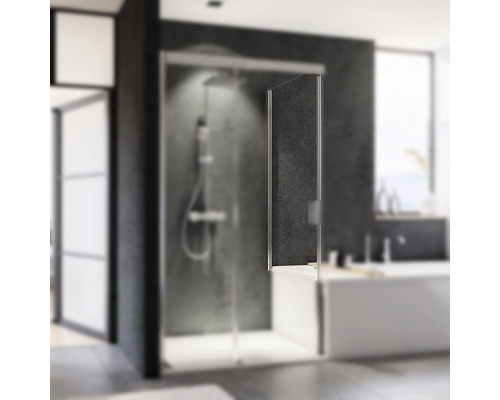 Badezimmer mit Duschabtrennung aus Glas und Badewanne