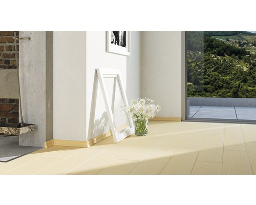 Scène d''intérieur avec plancher en bois clair, cadre photo blanc et fleurs dans un vase