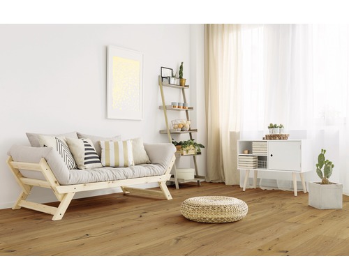 Heller Wohnraum mit Holzboden, Sofa mit Kissen, Regal und Dekorationen.