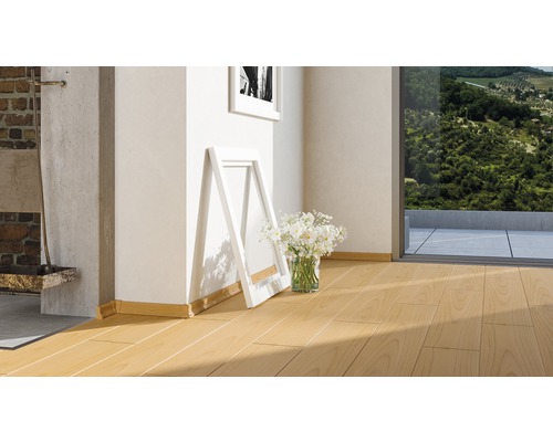 Pièce claire avec plancher en bois, bouquet et cadre photo