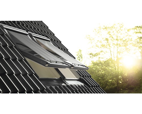 Fenêtres de toit avec stores de protection thermique sur un toit en tuiles