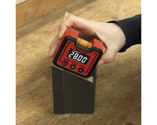 Digitaler Winkelmesser Maurerlob im Einsatz zur Winkelmessung an einem Werkstück.