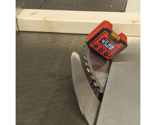 Digitale Wasserwaage misst einen Winkel an einem Sägeblatt.