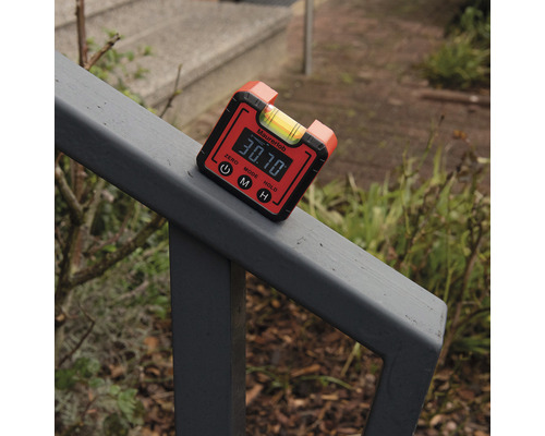 Digitale Wasserwaage zur Messung von Neigungen auf einem Geländer