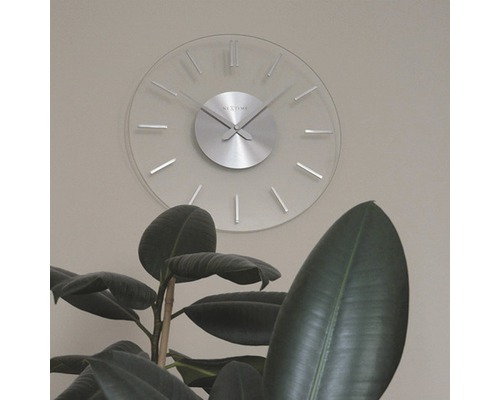 Wanduhr aus Glas und Metall mit Stundenmarkierungen und Zeigern